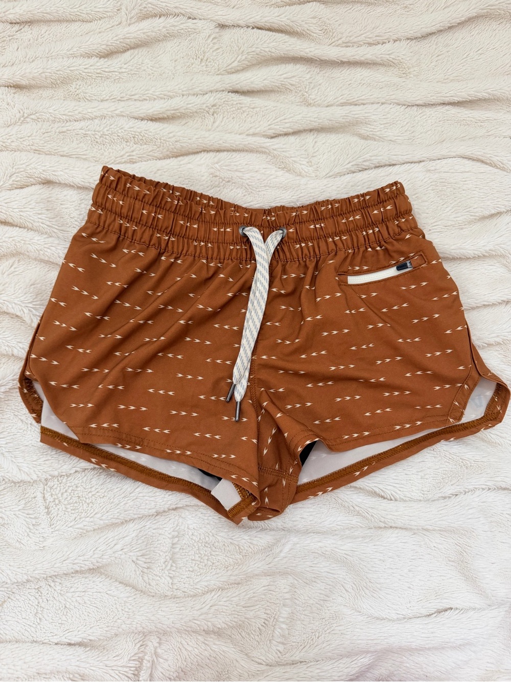Vuori Clementine athletic shorts turmeric yellow/brown arrow Sz XS women’s